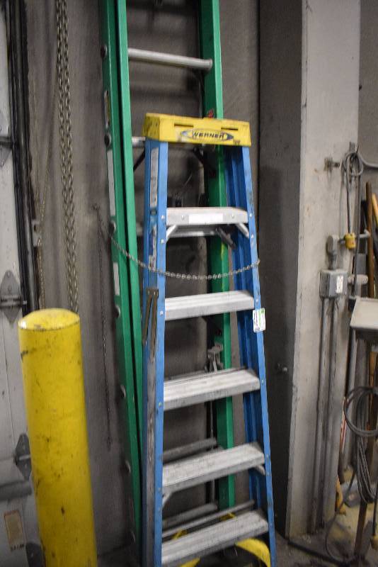 lot 1376 image: (2) Fiberglass Ladders