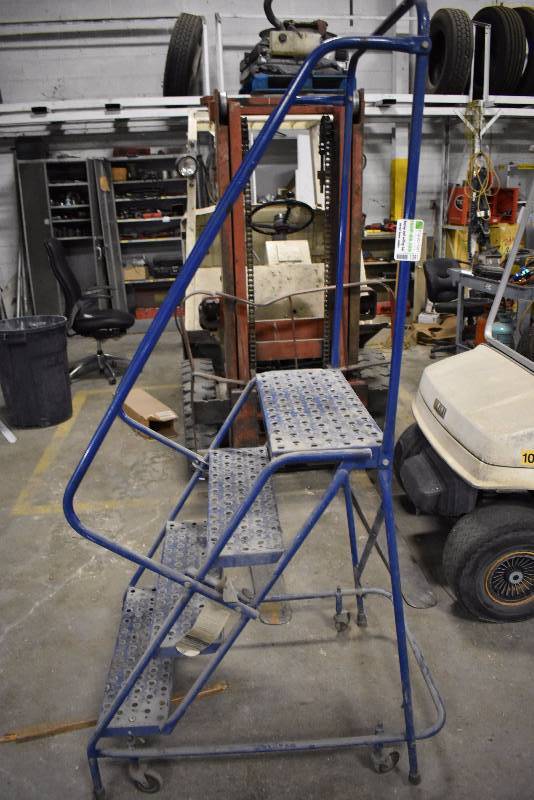 lot 1381 image: 4 Step Metal Stair Case