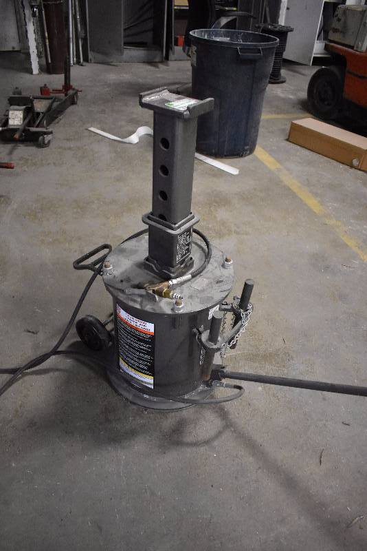lot 1383 image: Gray 10 Ton Air Truck Jack Stand
