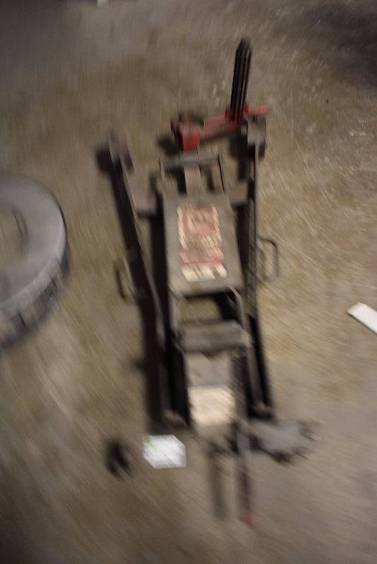 lot 1384 image: Gray Clutch Installation Jack