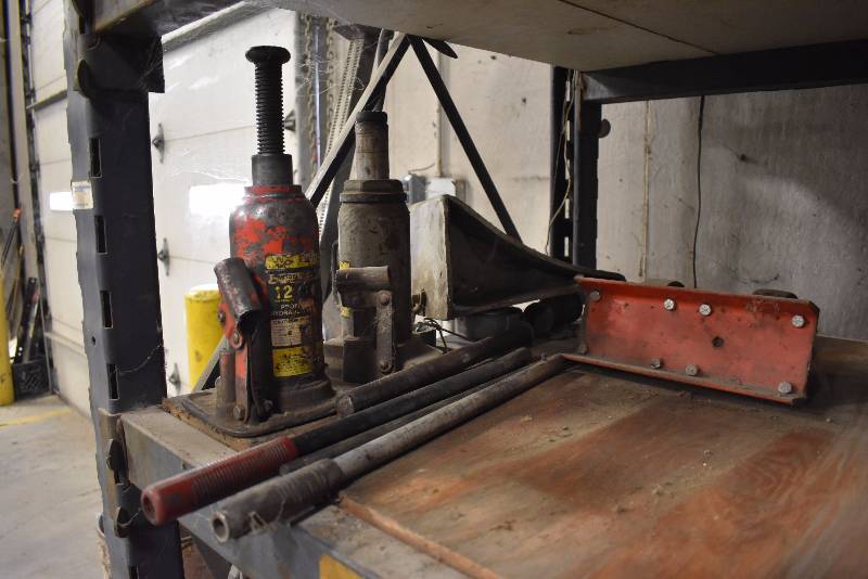 lot 1386 image: Lot Of Bottle Jacks, Chains, And Mudflaps