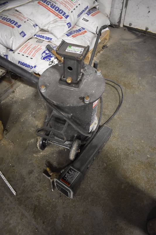 lot 1387 image: Gray 10 Ton Air Truck Jack Stand