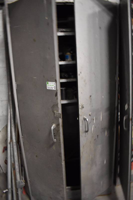 lot 1389 image: Large Metal Storage Cabinet Full Of Tools