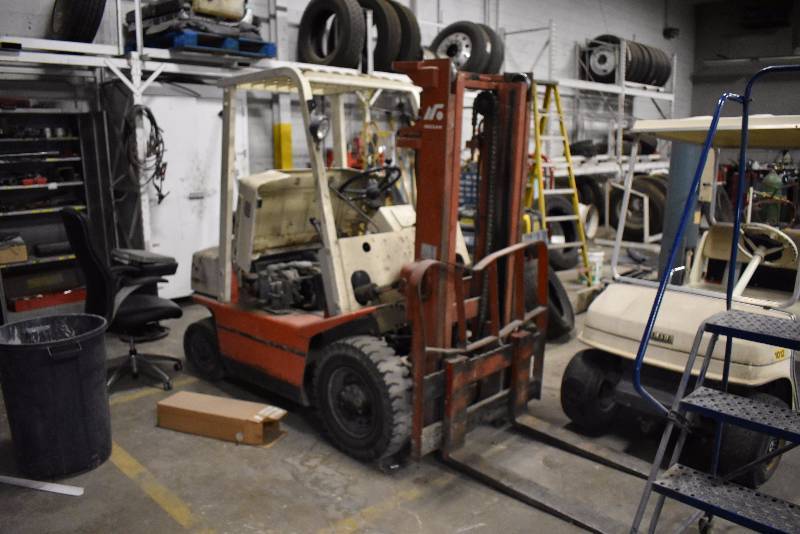 lot 1393 image: Nissan 4000lb Capacity Propane Forklift