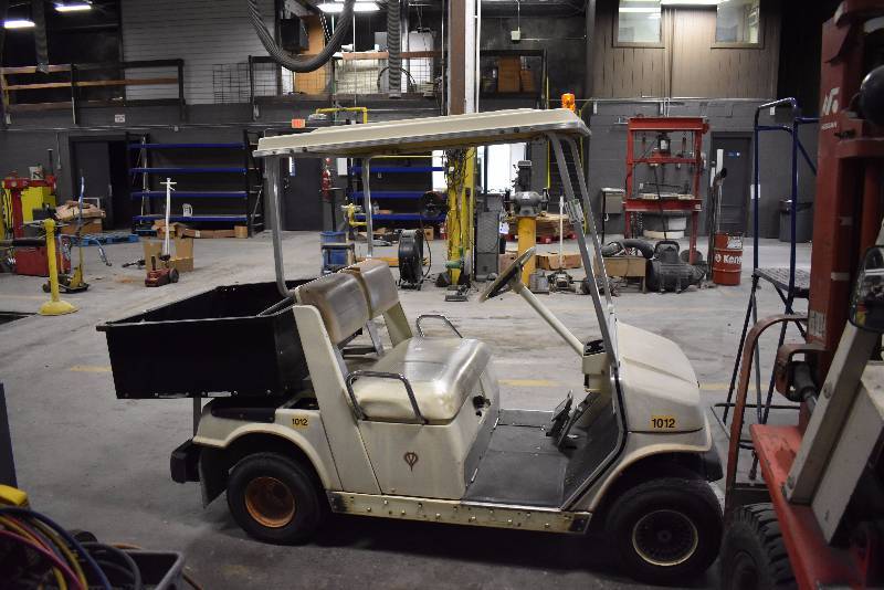 lot 1394 image: Yamaha Gas Powered Golf Cart With Work Bed