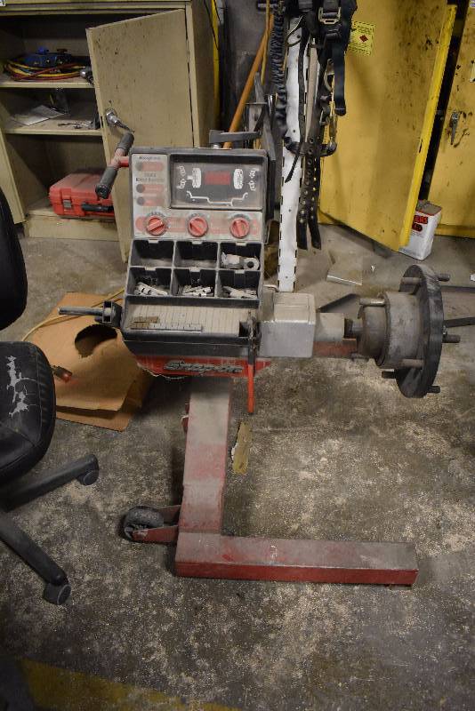 lot 1398 image: Snap On Large Truck Tire Balancer
