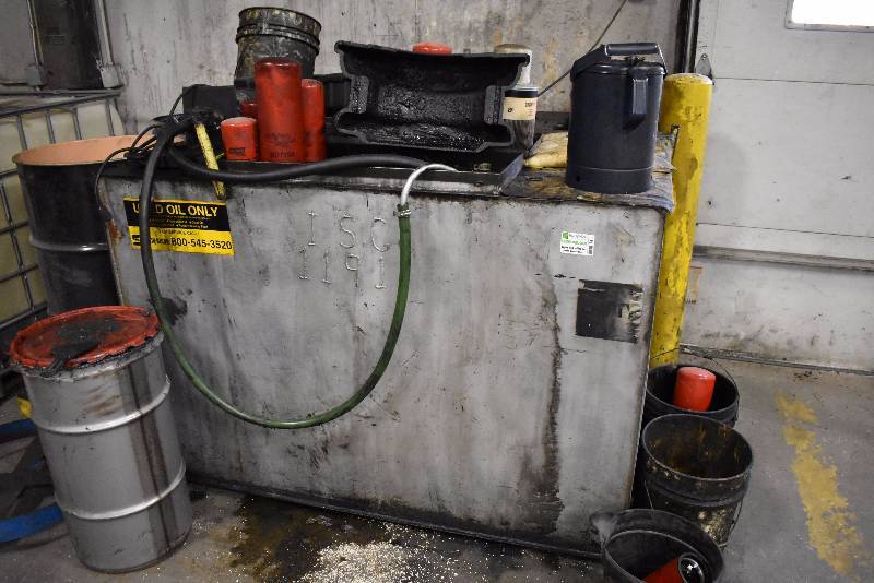 lot 1411 image: Used Oil Container