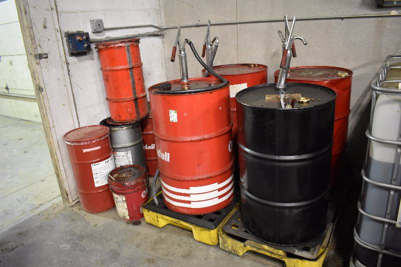 lot 1413 image: Lot Of Chemicals And Barrels