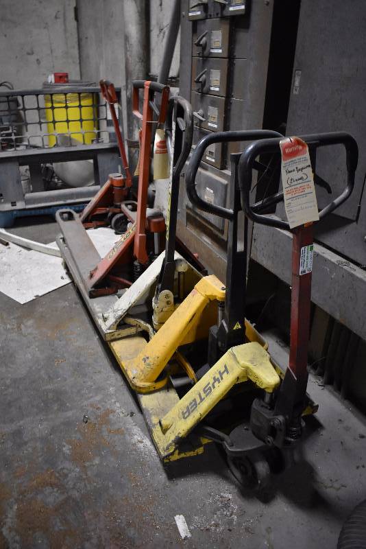lot 1420 image: Large Lot Of Broken Pallet Jacks
