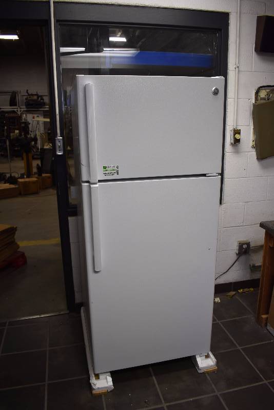 lot 1425 image: GE Residential Fridge Freezer Combo