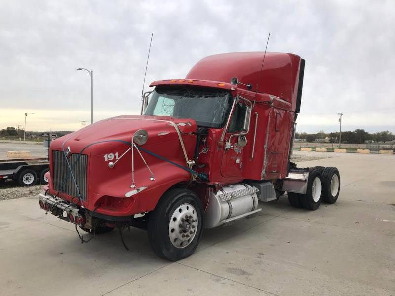 lot 1193 image: Wrecked 2002 International Semi Sleeper Truck