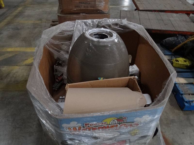 lot 1436 image: Lot Of Warehouse Lighting Pieces