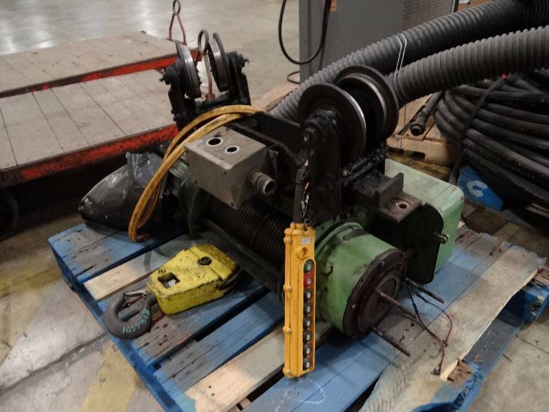 lot 1437 image: 4000 Lb I Beam Hoist