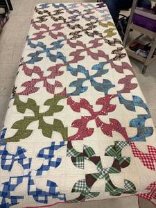 lot 3 image: Full-size machine made quilt