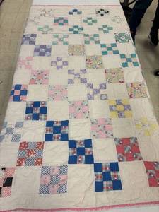 lot 4 image: Vintage machine made baby quilt