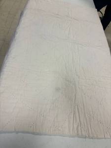 lot 5 image: Vintage white machine made baby quilt