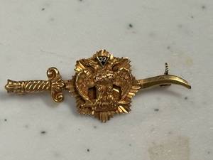 lot 17 image: 14 K Gold Masonic pin, 2.4 grams