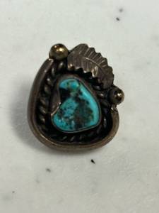 lot 20 image: Native American tie tac, Sterling silver, with turquoise stone