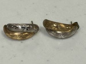 lot 24 image: 14 K gold earrings, 1.2 grams