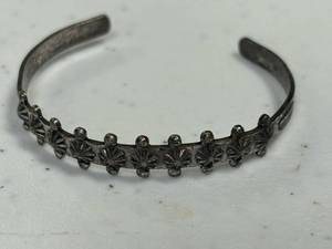 lot 29 image: Vintage Navajo sterling bracelet, Signed Sanford