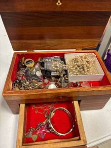 lot 43 image: wood jewelry box with misc jewelry, bracelets, fake pearl necklaces, earrings, pendants, bracelets