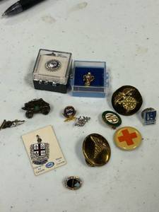 lot 46 image: Misc pin backs, military button, Shriner pins