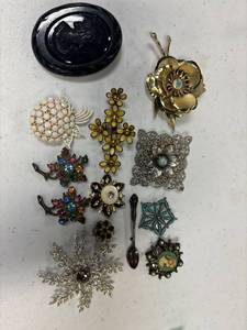 lot 50 image: 13- Vintage brooches, Sarah Coventry, hidden heart, unmarked