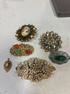 lot 51 image: 5 brooches, 1 opal pendant