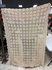 lot 76 image: vintage rectangle size doilie tablecloth
