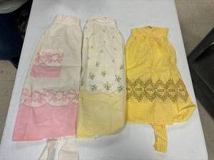 lot 78 image: 3- vintage aprons