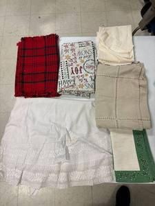 lot 81 image: Tablecloths, placemats, tea towels