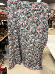 lot 86 image: Vintage purple floral quilt, FullQueen size