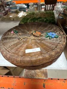 lot 104 image: Vintage sewing basket