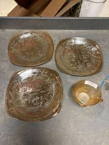 lot 114 image: Vintage flora gold plates, 1 teacup