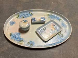 lot 128 image: Vintage Austria trays, trinket boxes, blue floral