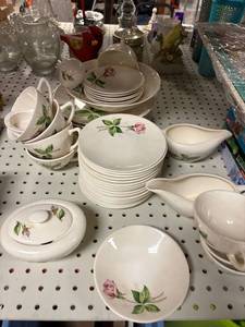 lot 137 image: Vintage Edwin Knowles tea rose dish set
