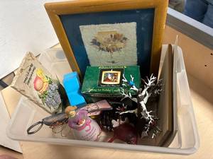 lot 168 image: Box lot- Misc home decor, angels, clock