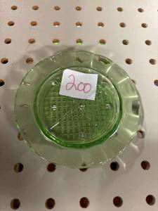 lot 200 image: Vintage green depression glass ashtray, ruffle edge, 4 inch diameter