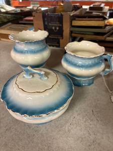 lot 226 image: 3 pieces of verus porcelain, blue and white sugar and creamer with spooner