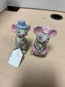 lot 232 image: Vintage salt and pepper shakers, Mr and Mrs mouse