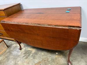lot 246 image: Vintage drop leaf table