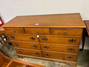 lot 249 image: Ethan Allen wood dresser, 9 drawer