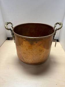 lot 262 image: Antique dovetailed rolled edge copper and brass rounded bottom sauce pot, 2 handled