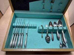 lot 273 image: Wood silverware case with 24 pieces misc flatware and souvenir spoons