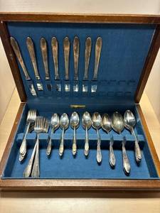 lot 274 image: Vintage WM. Rogers and son Silverplated flatware with case, 50 piece