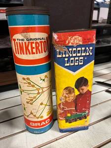 lot 297 image: Vintage tinker toy and Lincoln log toys, original pieces