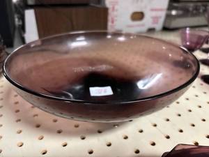 lot 318 image: Vintage Hazel Atlas Amethyst Moroccan Purple Glass Bowl 10 34 inch diam.