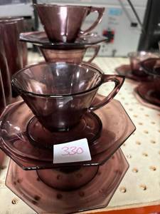 lot 331 image: 5-Hazel Atlas Moroccan Amethyst coffee cups and saucers