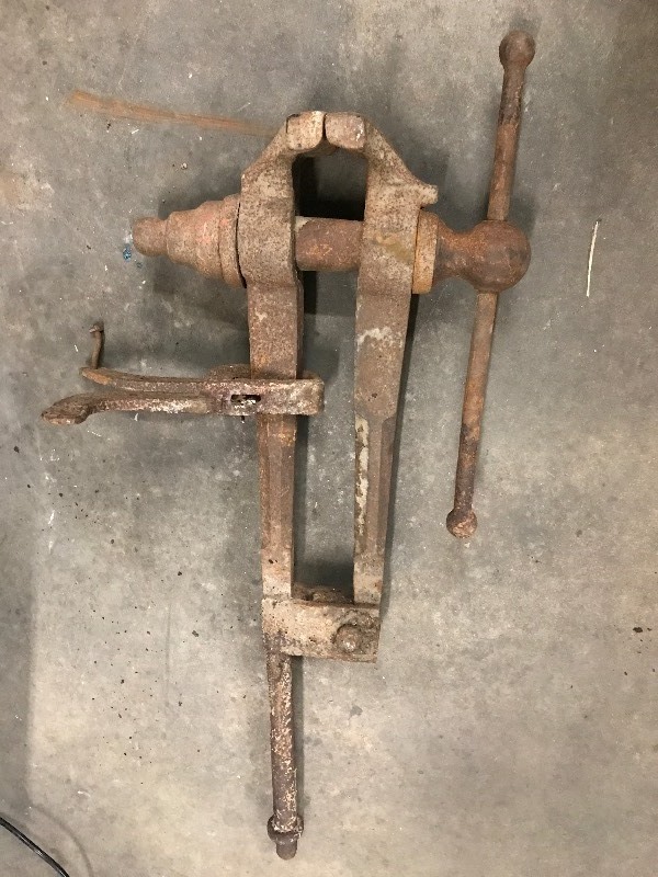 lot 30 image: 6 PEG LEG BLACKSMITH VICE