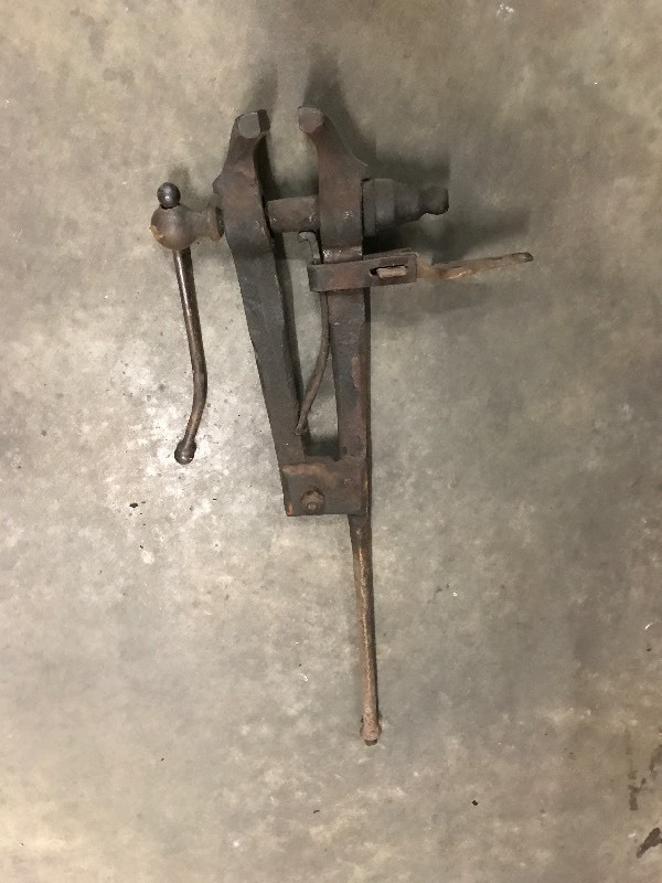 lot 31 image: 4-12 PEG LEG BLACKSMITH VICE